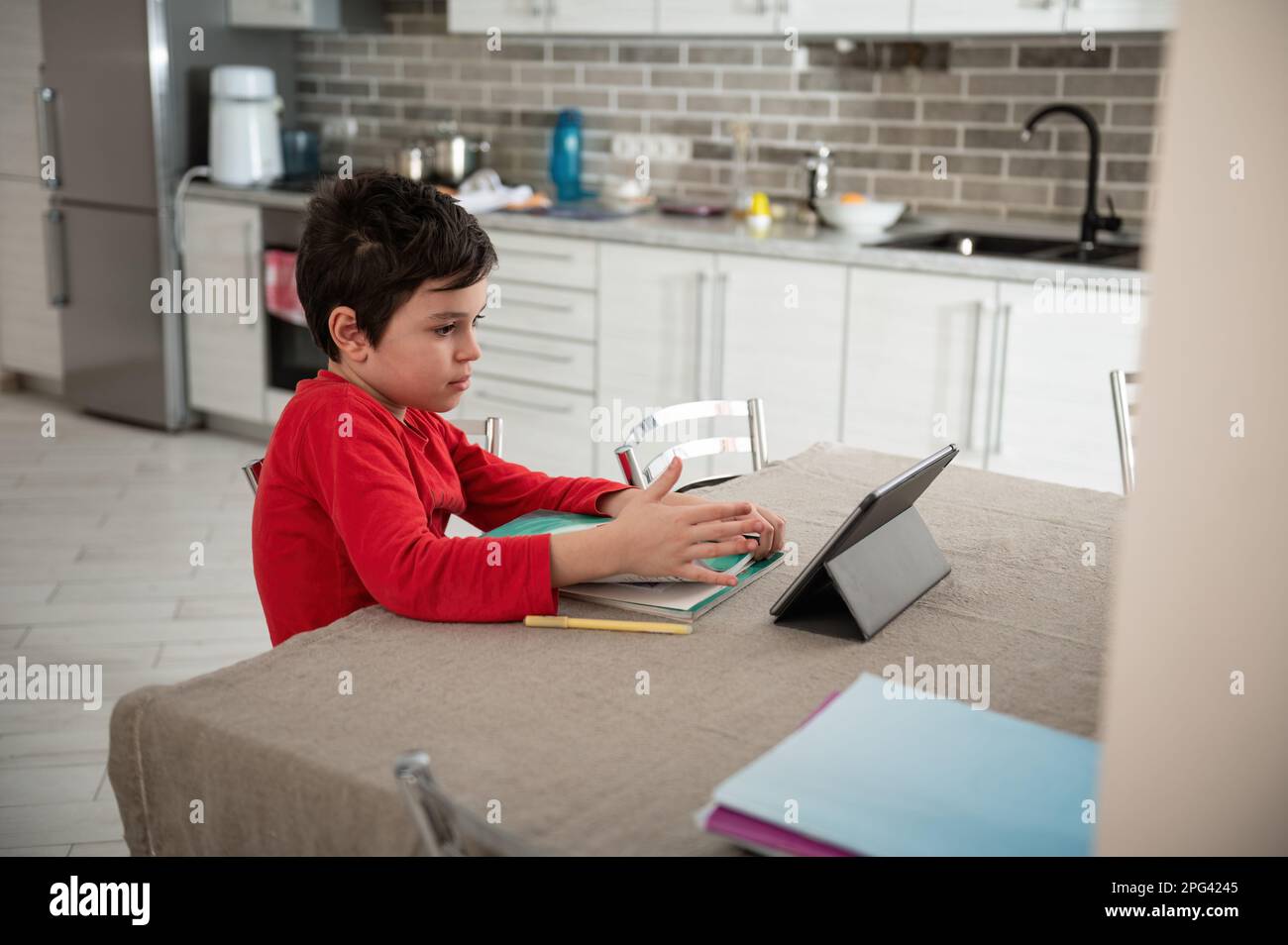 Un adolescent intelligent, un enfant qui fait ses devoirs à l'école, en