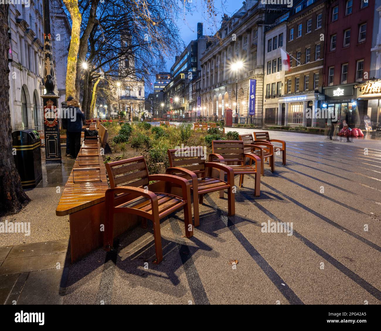 Des places en plein air sont disposées autour d'une grande frontière fleurie sur le Strand récemment piétonnier, une rue autrefois animée du centre de Londres. Banque D'Images