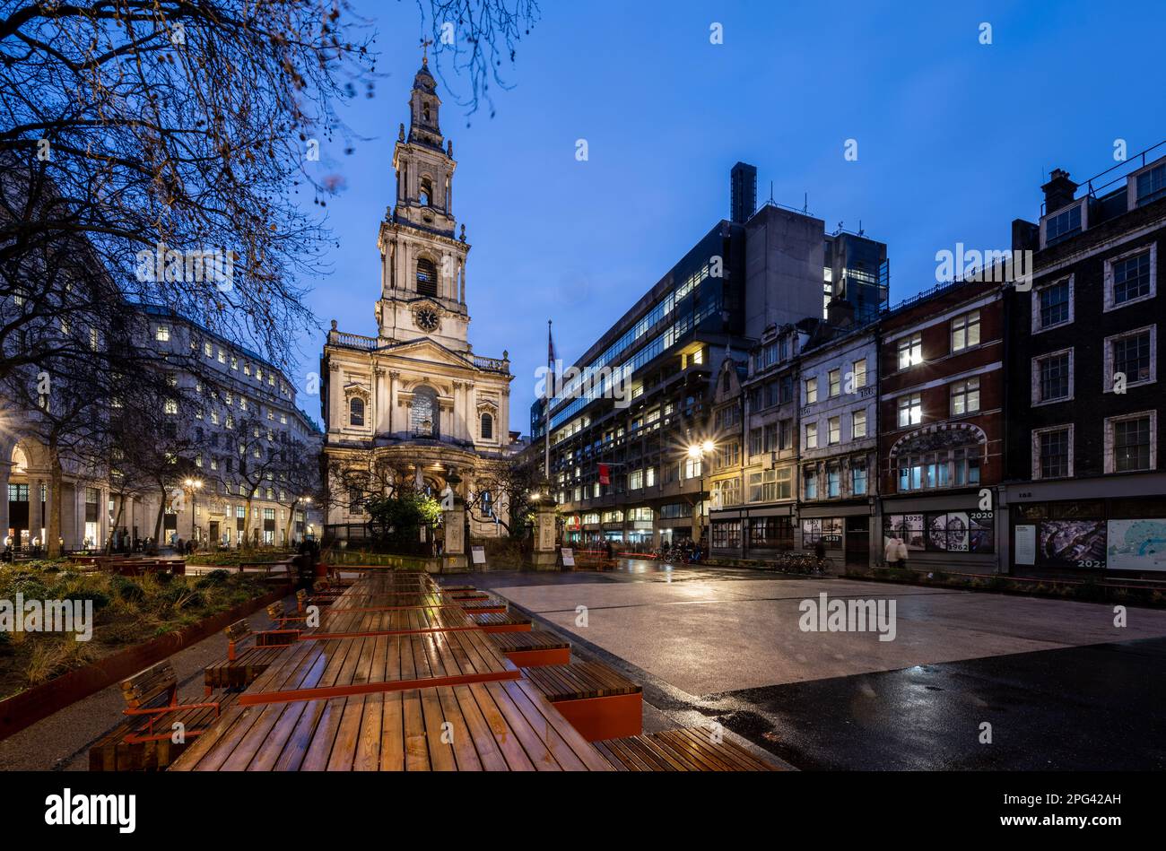 L'église St Mary le Strand et le King's College de Londres se trouvent sur le Strand récemment piétonnier, une rue très fréquentée du centre de Londres, qui a maintenant une place Banque D'Images