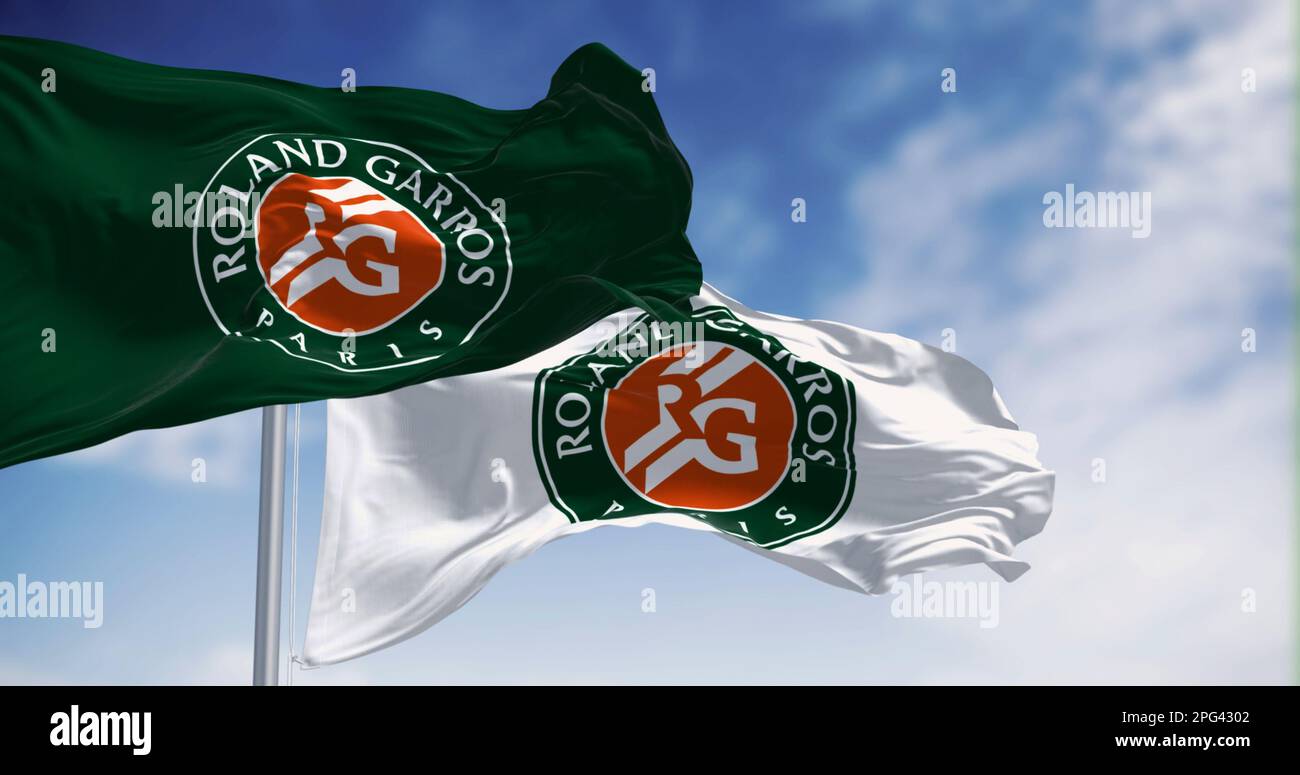 Paris, FR, Mars 2023: Deux drapeaux avec le logo Roland-Garros dans le vent. L'Open de France est un tournoi de tennis majeur prévu à la fin du mois de mai Banque D'Images