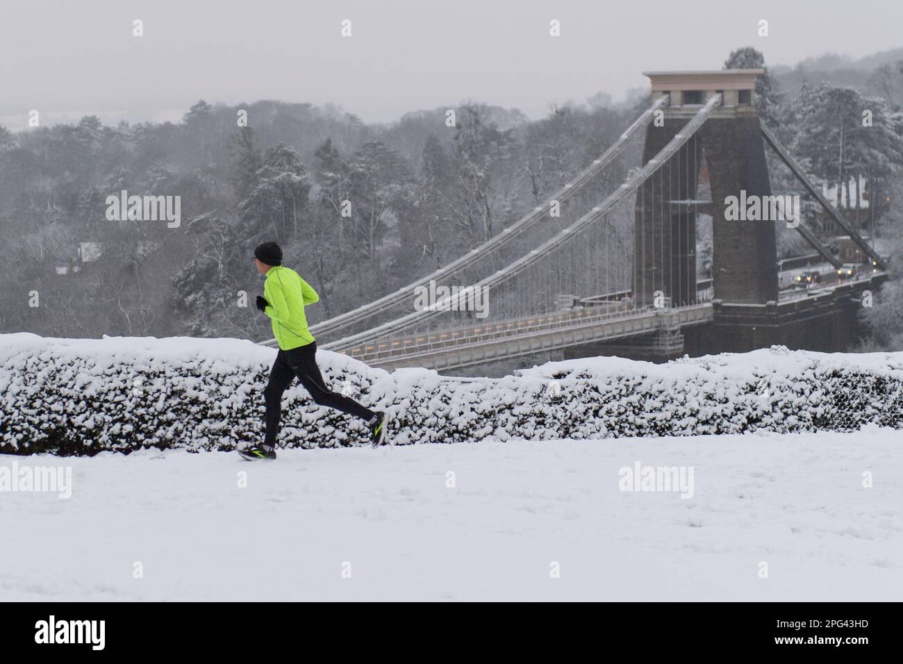 Pont suspendu de Clifton, Clifton, Bristol, Royaume-Uni. 8th mars 2023. Un jogging matinal brave la neige lorsqu'il passe le pont suspendu de Clifton Banque D'Images