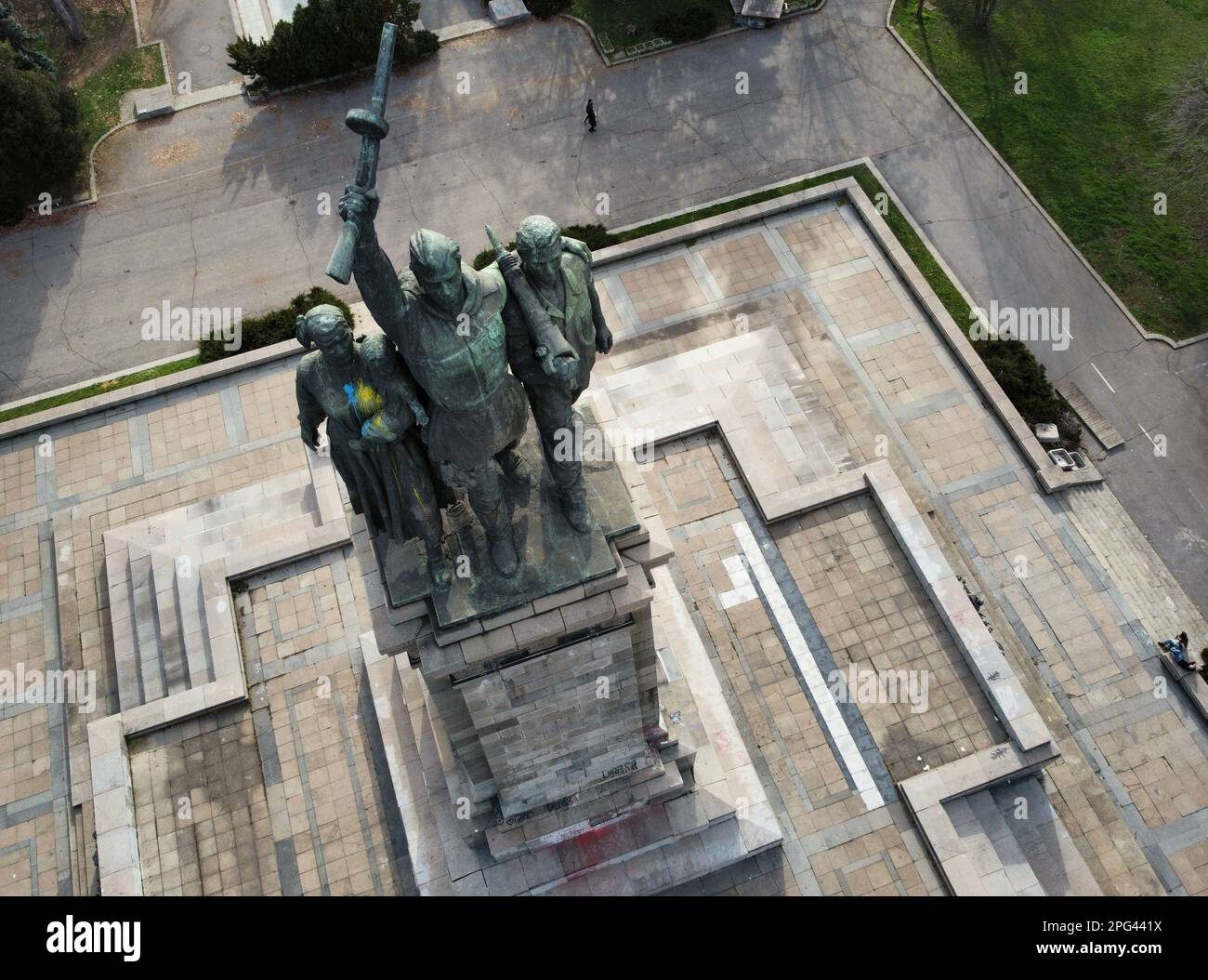 Sofia, Bulgarie. Vue sur le Monument de l'Armée soviétique. Il y a quelque temps, l'un des chiffres était recouvert de peinture jaune-bleu, comme le drapeau de l'Ukraine Banque D'Images