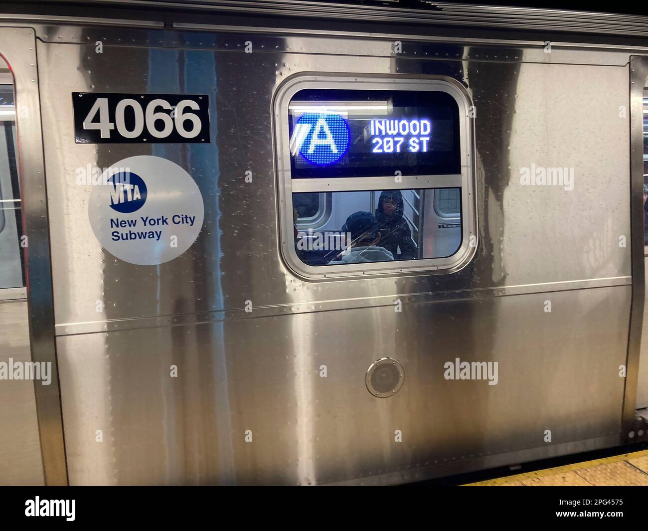 Les voyageurs en train A dans le métro de New York apprécient le tout nouveau train R211 dernier cri, dimanche, 12 mars 2023. (© Frances M. Roberts) Banque D'Images