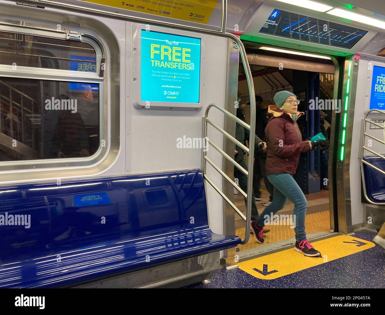 Les voyageurs en train A dans le métro de New York apprécient le tout nouveau train R211 dernier cri, dimanche, 12 mars 2023. (© Frances M. Roberts) Banque D'Images