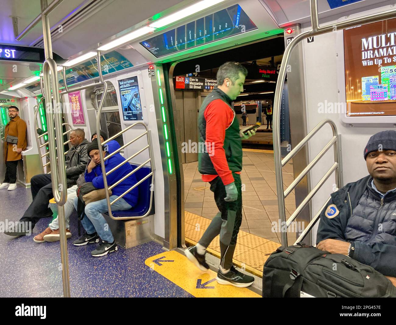 Les voyageurs en train A dans le métro de New York apprécient le tout nouveau train R211 dernier cri, dimanche, 12 mars 2023. (© Frances M. Roberts) Banque D'Images