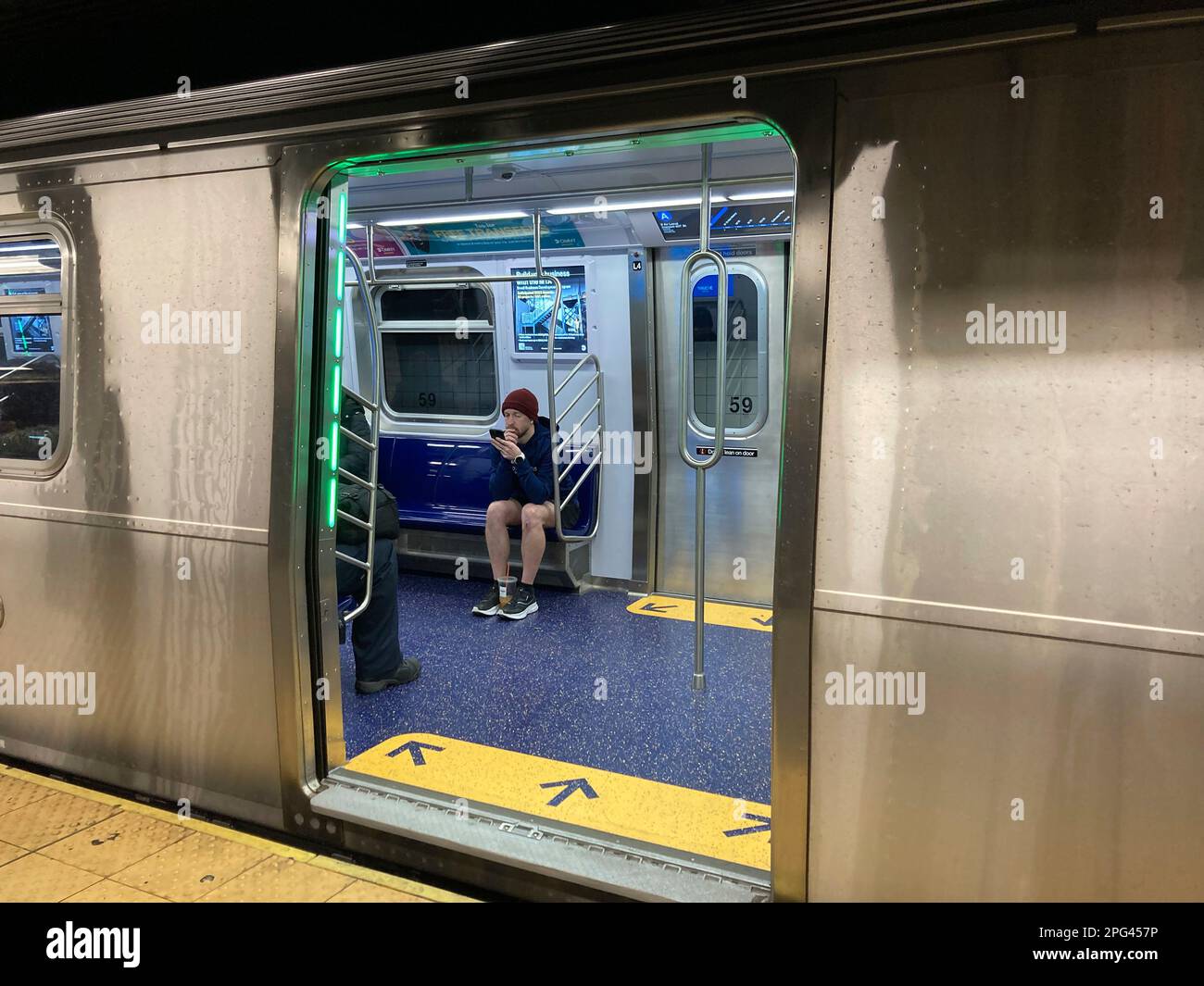 Les voyageurs en train A dans le métro de New York apprécient le tout nouveau train R211 dernier cri, dimanche, 12 mars 2023. (© Frances M. Roberts) Banque D'Images