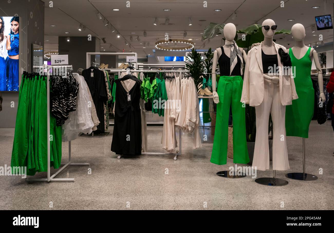 Vêtements effrayants et verts pour femmes exposés dans le magasin H&M du Deutsche Bank Centre à New York dimanche, 12 mars 2023. (© Richard B. Levine) Banque D'Images