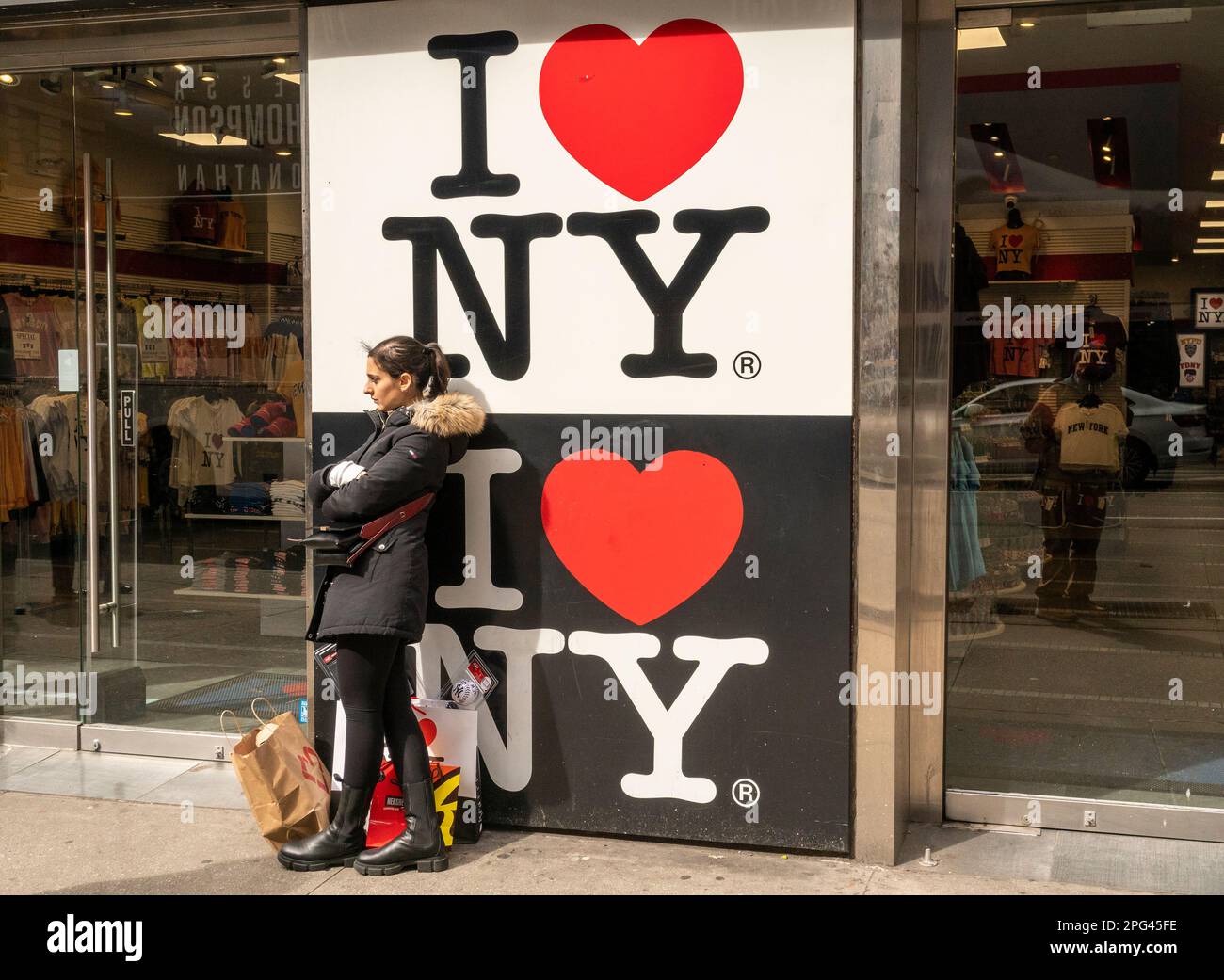 Boutique de souvenirs à Midtown Manhattan à New York vu dimanche, 12 mars 2023. (© Richard B. Levine) Banque D'Images