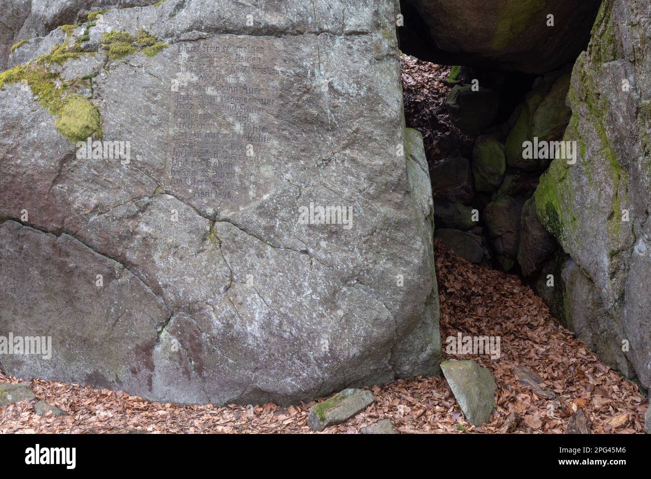 'Kocovy kameny' ('pierres de Kotz'), formation rocheuse sur Velký Zvon (Plattenberg) avec des gravures sur les visites touristiques de la famille noble locale en 19th c. Banque D'Images