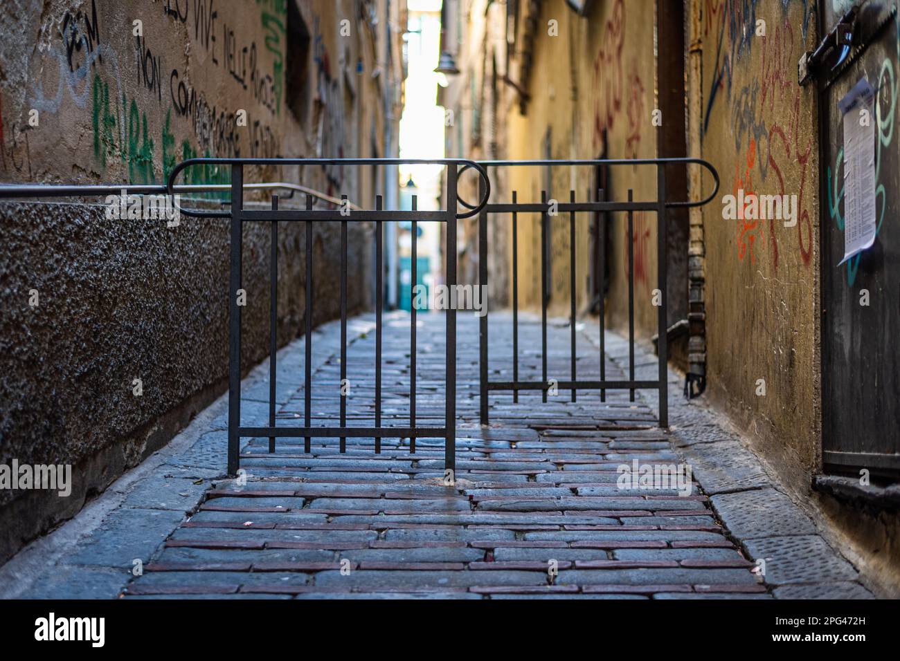 Rampe de fer bloquant une promenade tranquille, italienne en brique à Genova sans personne Banque D'Images