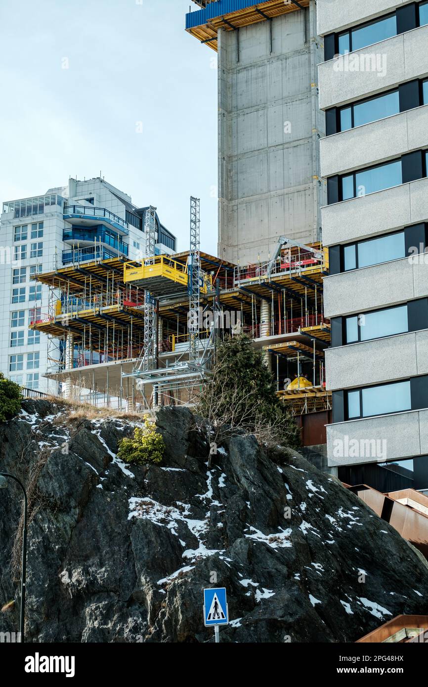 Stavanger, Norvège, 10 mars 2023, ville intérieure travaux de construction d'Un bloc de tour de grande hauteur développement du centre-ville de Stavanger en utilisant le béton Construction A Banque D'Images