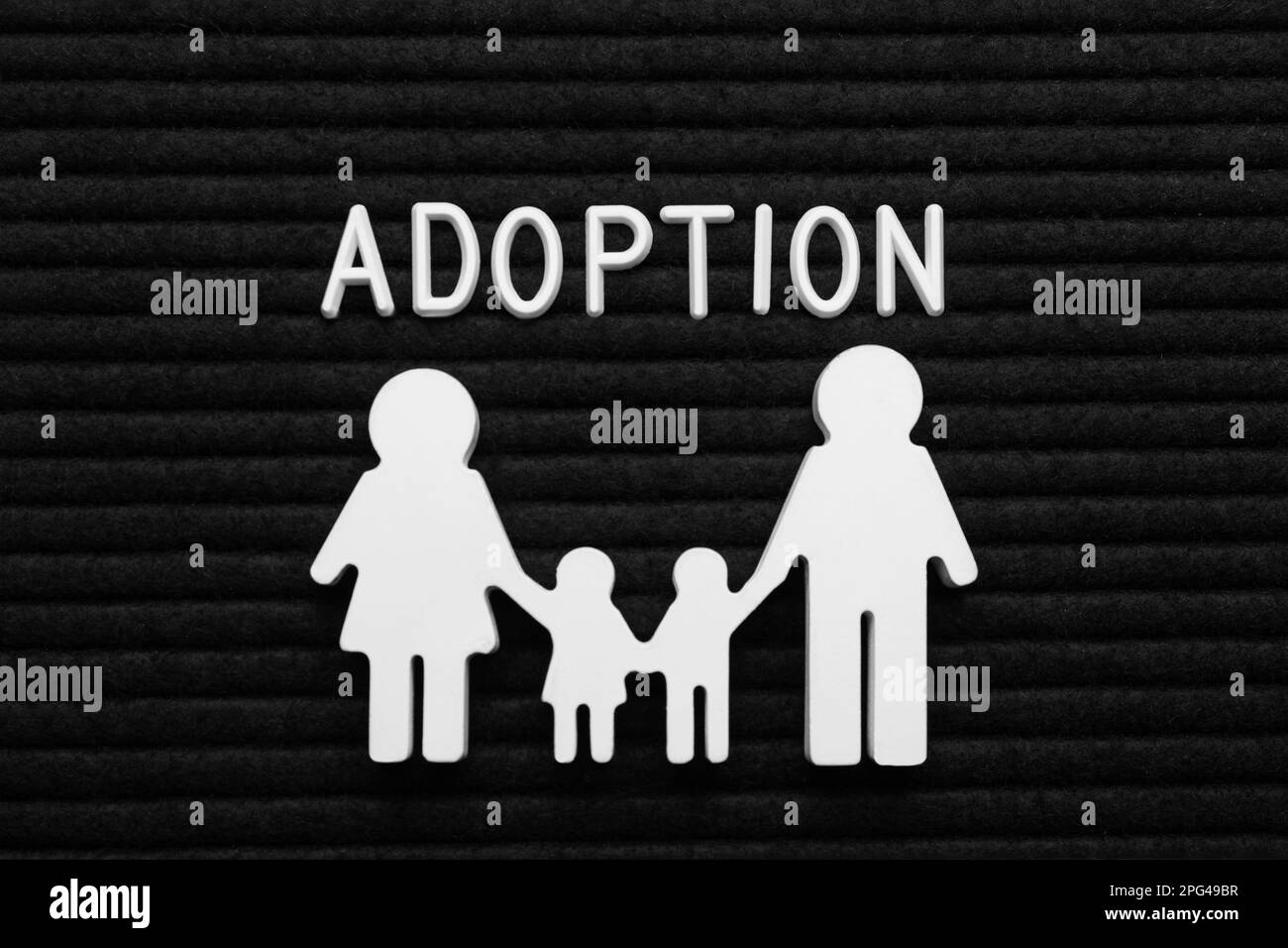 Adoption de mot et de figure de famille sur tableau noir, pose plate Banque D'Images
