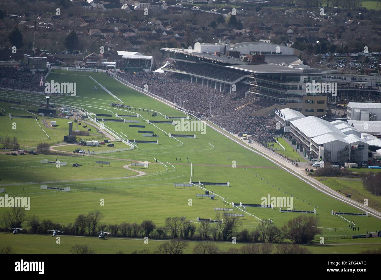 Hippodrome de Cheltenham, Gloucestershire , Royaume-Uni. 14th mars 2023. L'hippodrome de Cheltenham est vu depuis le sommet de la colline de Cleeve, à proximité, pendant le Supreme Novi Banque D'Images