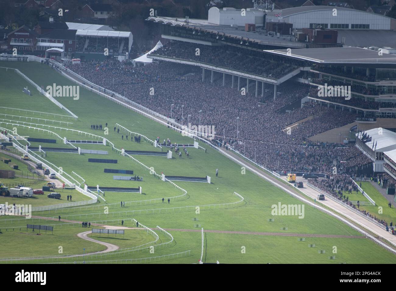 Hippodrome de Cheltenham, Gloucestershire , Royaume-Uni. 14th mars 2023. L'hippodrome de Cheltenham est vu depuis le sommet de la colline de Cleeve, à proximité, pendant le Supreme Novi Banque D'Images