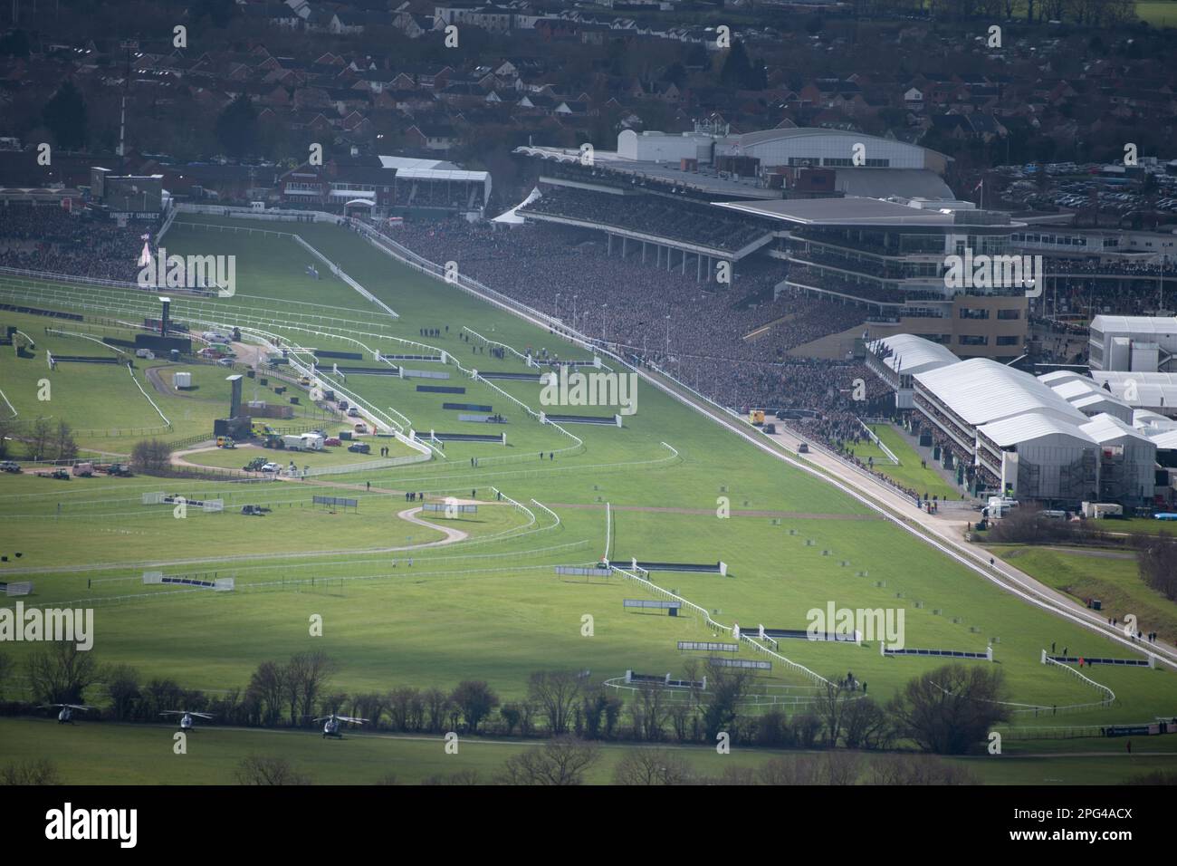 Hippodrome de Cheltenham, Gloucestershire , Royaume-Uni. 14th mars 2023. L'hippodrome de Cheltenham est vu depuis le sommet de la colline de Cleeve, à proximité, pendant le Supreme Novi Banque D'Images