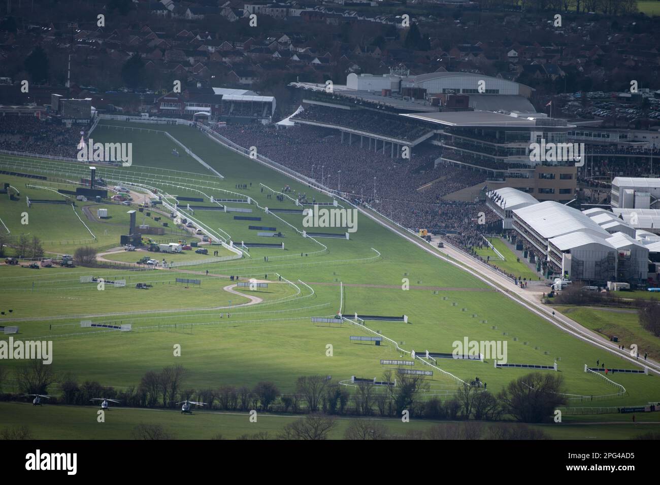 Hippodrome de Cheltenham, Gloucestershire , Royaume-Uni. 14th mars 2023. L'hippodrome de Cheltenham est vu depuis le sommet de la colline de Cleeve, à proximité, pendant le Supreme Novi Banque D'Images