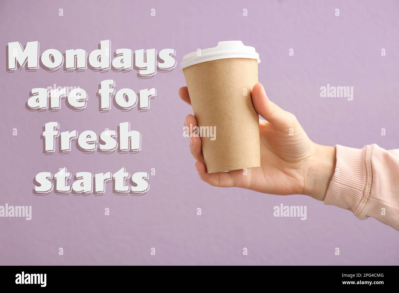 Devis motivationnel les lundis sont pour les démarrages frais et vue rapprochée de la femme avec café sur fond lilas Banque D'Images