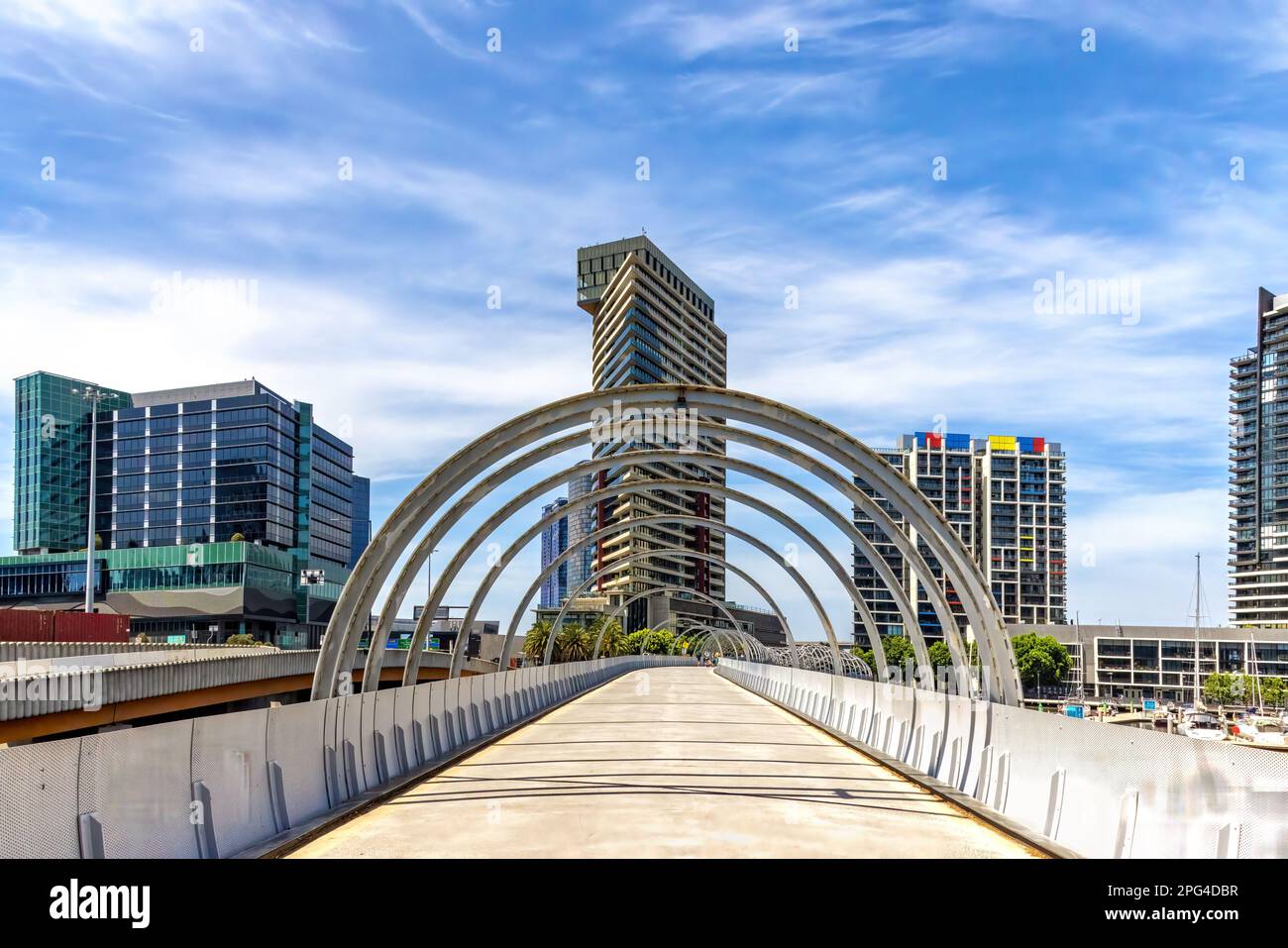 Passerelle piétonne traversant le fleuve Yarra à Melbourne, en Australie. Photo de jour en été avec fond bleu ciel. Banque D'Images