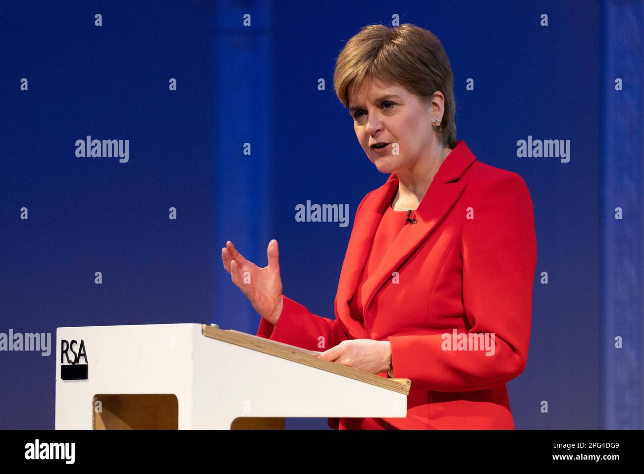 Nicola Sturgeon donne le discours principal à la RSA Fellowship lors de son dernier événement public en tant que Premier ministre écossais à RSA House, dans le centre de Londres, en réfléchissant à son temps au pouvoir et aux leçons de leadership tirées d'une ère de défis et de changements sans précédent. Date de la photo: Lundi 20 mars 2023. Banque D'Images