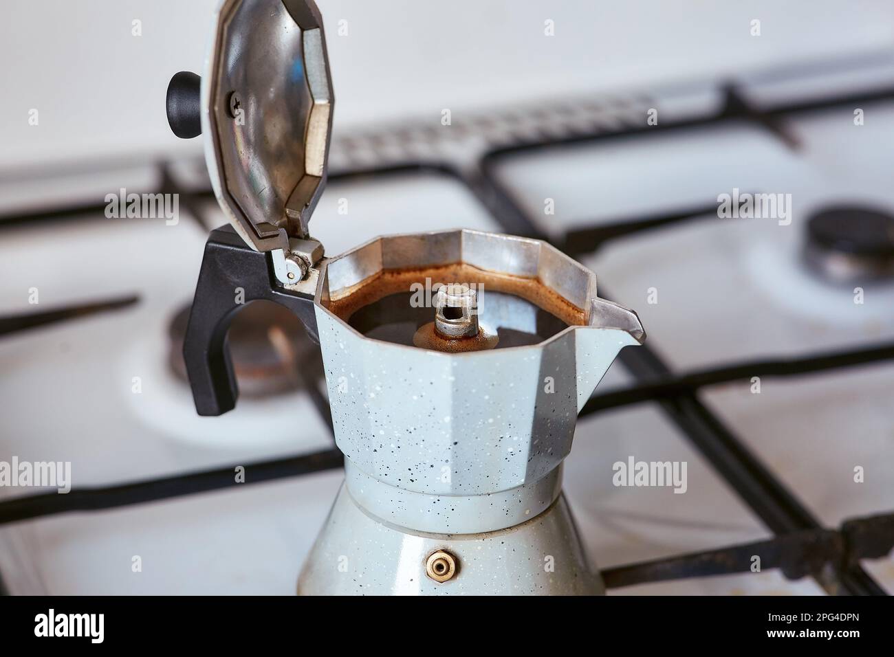 Geizer Une machine à café geyser sur une cuisinière à gaz produit une partie ...