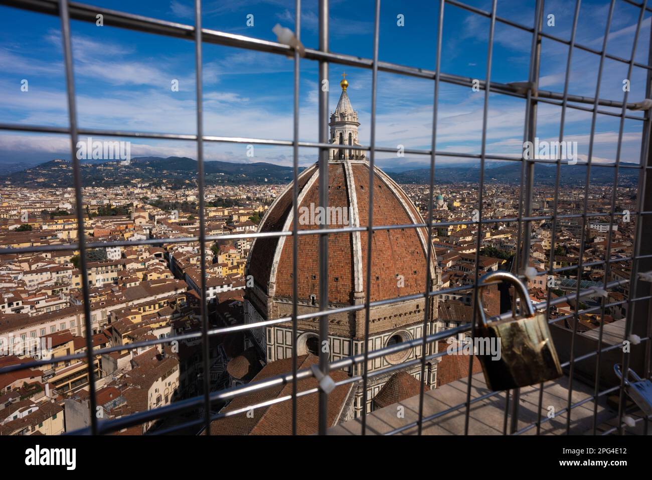 Point de vue du Duomo et de l'autre côté de la ville depuis la tour Giotto Bell (Campanile) à Florence, Italie Banque D'Images