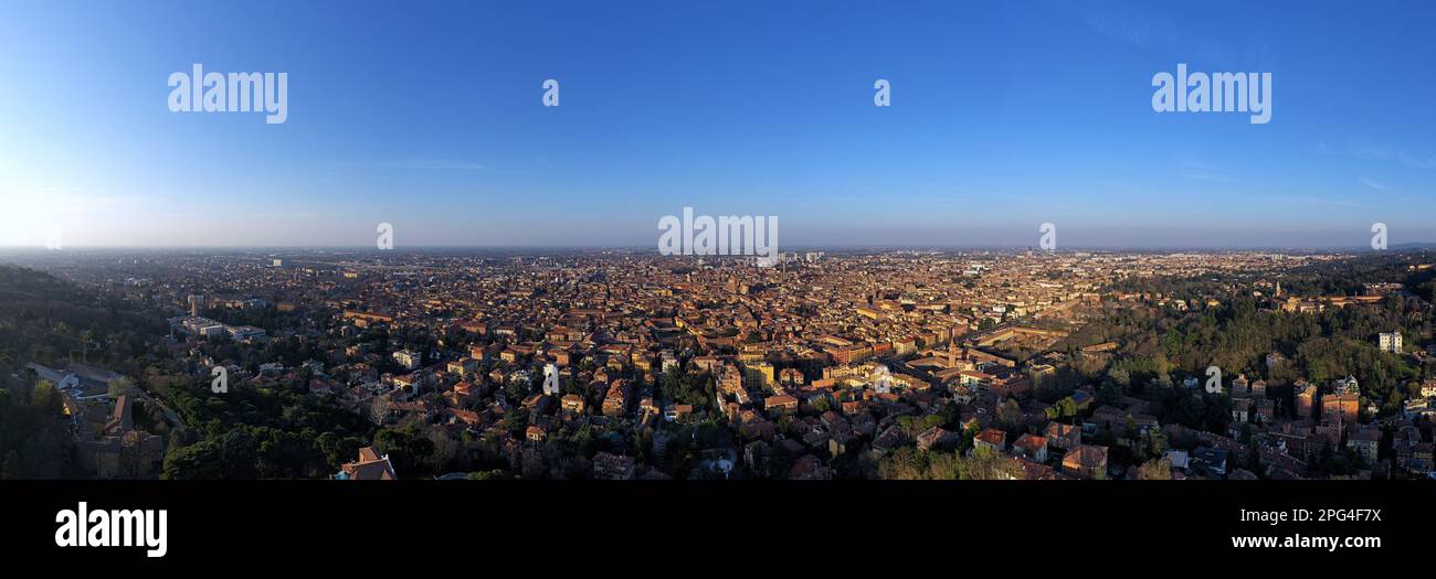 Vidéo aérienne du centre-ville de Bologne au coucher du soleil, Émilie-Romagne, Italie Banque D'Images