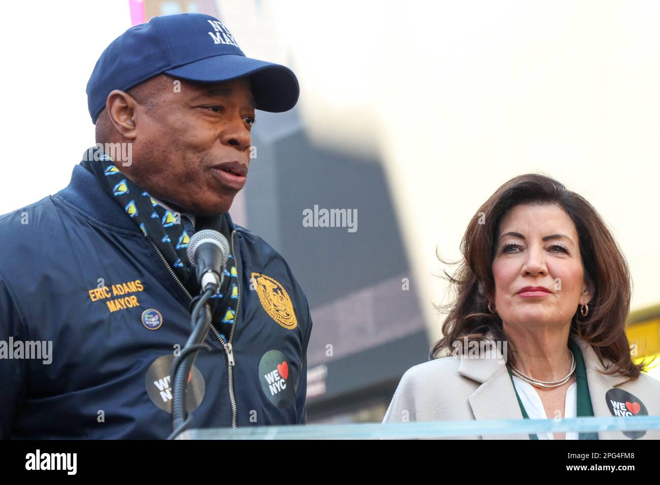 Le gouverneur Kathy Hochul et le maire Eric Adams se joignent aux dirigeants des entreprises, des syndicats et de la communauté pour le lancement de la campagne We LOVE NYC à Times Square, New York, États-Unis, le lundi 20. Credit: Brésil photo Press/Alamy Live News Banque D'Images