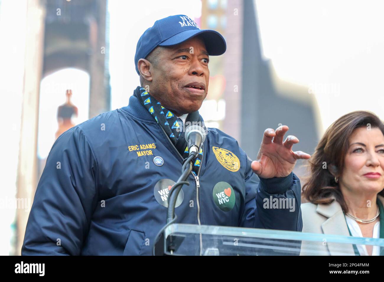 Le gouverneur Kathy Hochul et le maire Eric Adams se joignent aux dirigeants des entreprises, des syndicats et de la communauté pour le lancement de la campagne We LOVE NYC à Times Square, New York, États-Unis, le lundi 20. Credit: Brésil photo Press/Alamy Live News Banque D'Images
