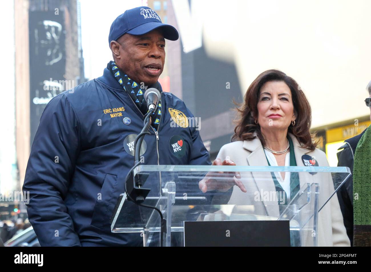 Le gouverneur Kathy Hochul et le maire Eric Adams se joignent aux dirigeants des entreprises, des syndicats et de la communauté pour le lancement de la campagne We LOVE NYC à Times Square, New York, États-Unis, le lundi 20. Credit: Brésil photo Press/Alamy Live News Banque D'Images