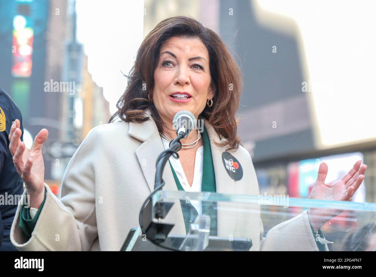 Le gouverneur Kathy Hochul et le maire Eric Adams se joignent aux dirigeants des entreprises, des syndicats et de la communauté pour le lancement de la campagne We LOVE NYC à Times Square, New York, États-Unis, le lundi 20. Credit: Brésil photo Press/Alamy Live News Banque D'Images