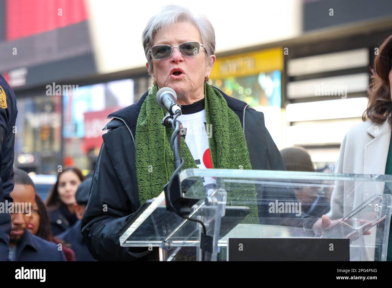 Le gouverneur Kathy Hochul et le maire Eric Adams se joignent aux dirigeants des entreprises, des syndicats et de la communauté pour le lancement de la campagne We LOVE NYC à Times Square, New York, États-Unis, le lundi 20. Credit: Brésil photo Press/Alamy Live News Banque D'Images