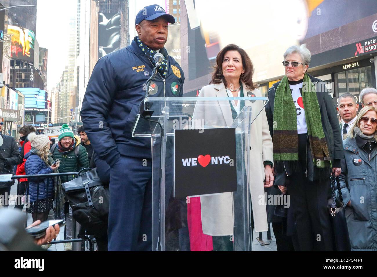 Le gouverneur Kathy Hochul et le maire Eric Adams se joignent aux dirigeants des entreprises, des syndicats et de la communauté pour le lancement de la campagne We LOVE NYC à Times Square, New York, États-Unis, le lundi 20. Credit: Brésil photo Press/Alamy Live News Banque D'Images