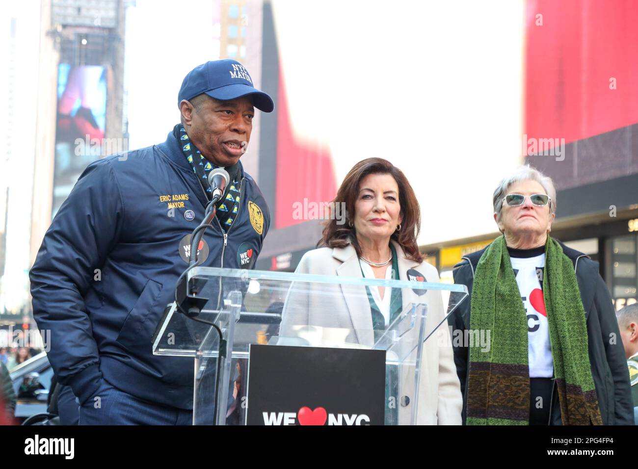 Le gouverneur Kathy Hochul et le maire Eric Adams se joignent aux dirigeants des entreprises, des syndicats et de la communauté pour le lancement de la campagne We LOVE NYC à Times Square, New York, États-Unis, le lundi 20. Credit: Brésil photo Press/Alamy Live News Banque D'Images