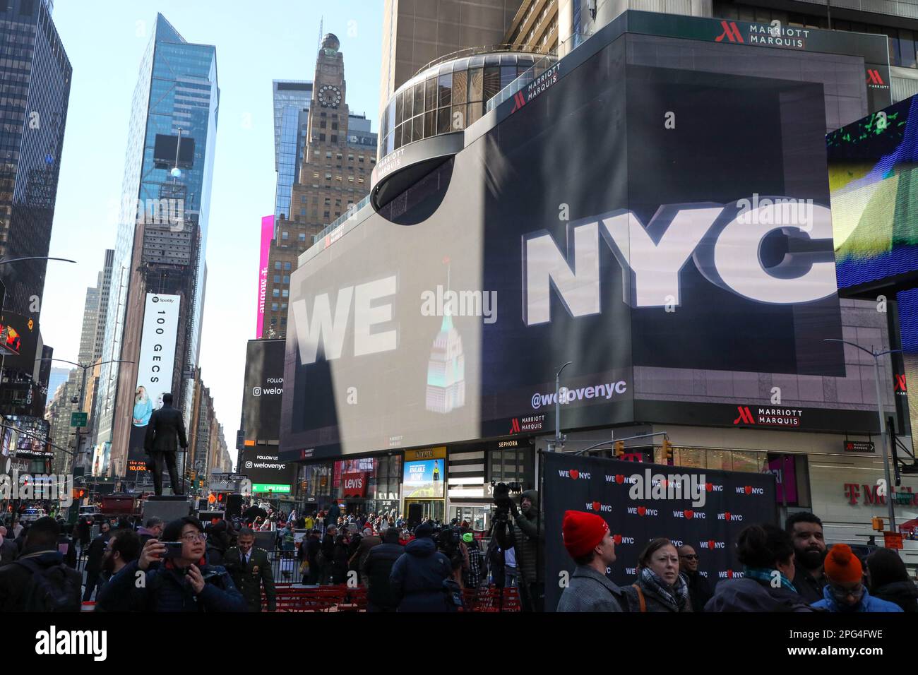 Le gouverneur Kathy Hochul et le maire Eric Adams se joignent aux dirigeants des entreprises, des syndicats et de la communauté pour le lancement de la campagne We LOVE NYC à Times Square, New York, États-Unis, le lundi 20. Credit: Brésil photo Press/Alamy Live News Banque D'Images