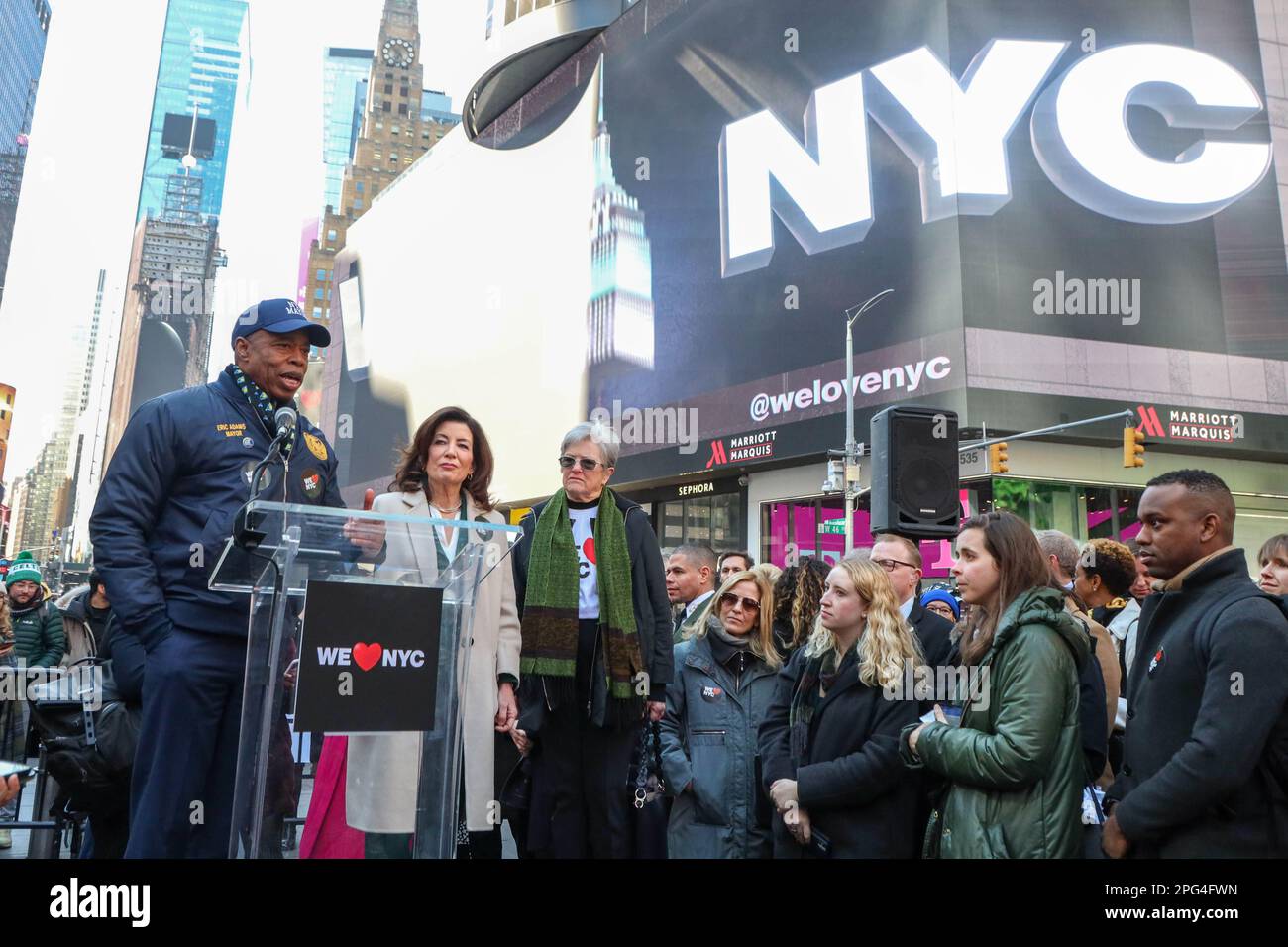 Le gouverneur Kathy Hochul et le maire Eric Adams se joignent aux dirigeants des entreprises, des syndicats et de la communauté pour le lancement de la campagne We LOVE NYC à Times Square, New York, États-Unis, le lundi 20. Credit: Brésil photo Press/Alamy Live News Banque D'Images