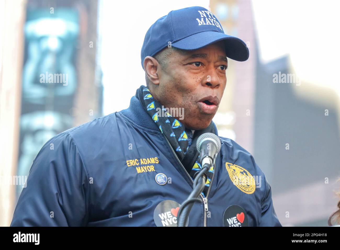 Le gouverneur Kathy Hochul et le maire Eric Adams se joignent aux dirigeants des entreprises, des syndicats et de la communauté pour le lancement de la campagne We LOVE NYC à Times Square, New York, États-Unis, le lundi 20. Credit: Brésil photo Press/Alamy Live News Banque D'Images
