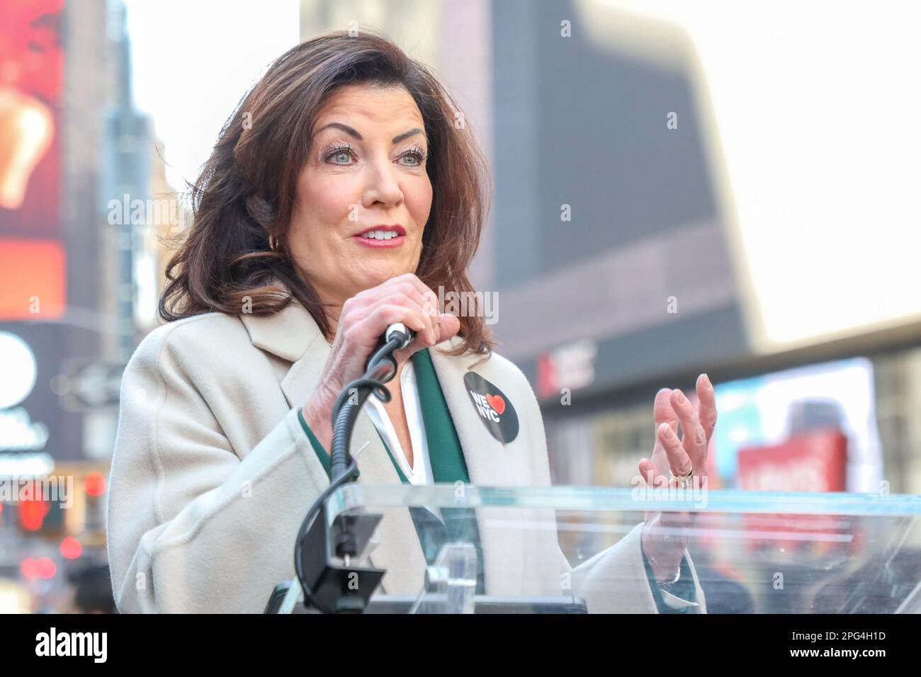 Le gouverneur Kathy Hochul et le maire Eric Adams se joignent aux dirigeants des entreprises, des syndicats et de la communauté pour le lancement de la campagne We LOVE NYC à Times Square, New York, États-Unis, le lundi 20. Credit: Brésil photo Press/Alamy Live News Banque D'Images