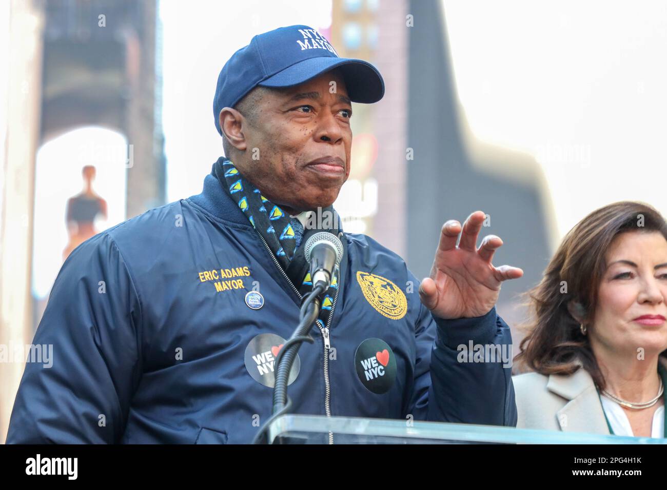 Le gouverneur Kathy Hochul et le maire Eric Adams se joignent aux dirigeants des entreprises, des syndicats et de la communauté pour le lancement de la campagne We LOVE NYC à Times Square, New York, États-Unis, le lundi 20. Credit: Brésil photo Press/Alamy Live News Banque D'Images