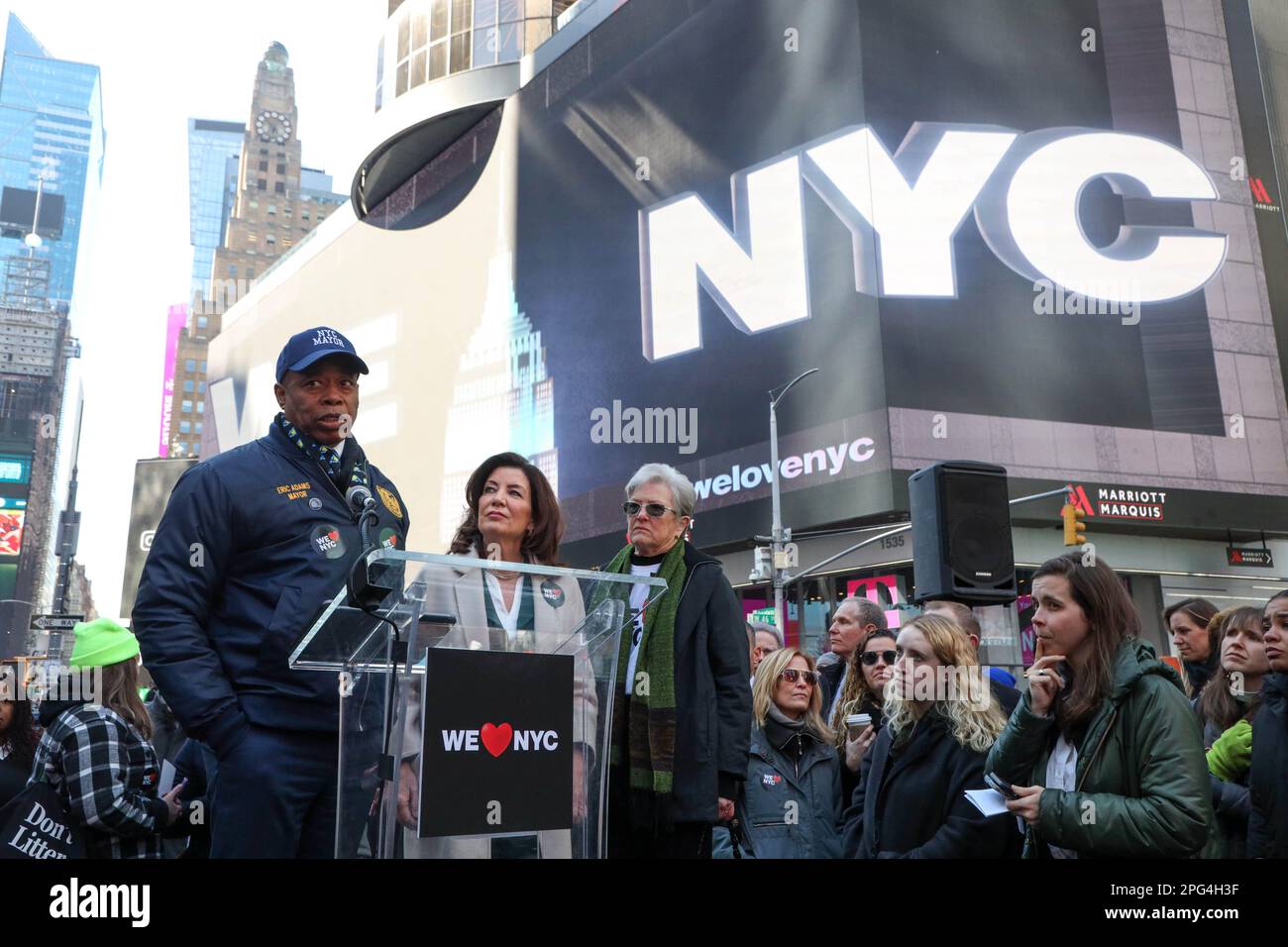 Le gouverneur Kathy Hochul et le maire Eric Adams se joignent aux dirigeants des entreprises, des syndicats et de la communauté pour le lancement de la campagne We LOVE NYC à Times Square, New York, États-Unis, le lundi 20. Credit: Brésil photo Press/Alamy Live News Banque D'Images