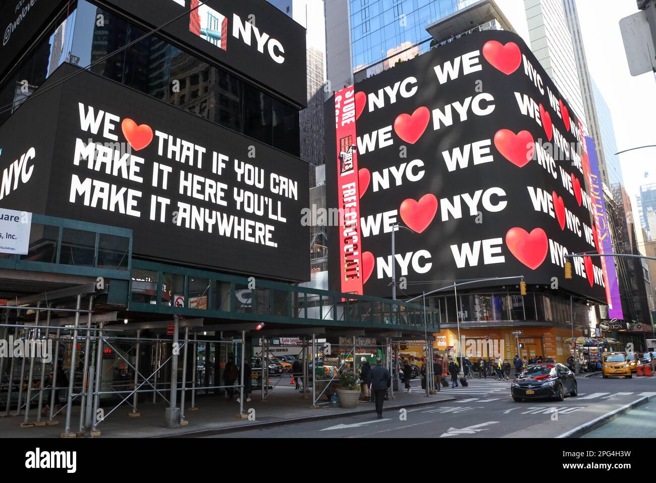 Le gouverneur Kathy Hochul et le maire Eric Adams se joignent aux dirigeants des entreprises, des syndicats et de la communauté pour le lancement de la campagne We LOVE NYC à Times Square, New York, États-Unis, le lundi 20. Credit: Brésil photo Press/Alamy Live News Banque D'Images