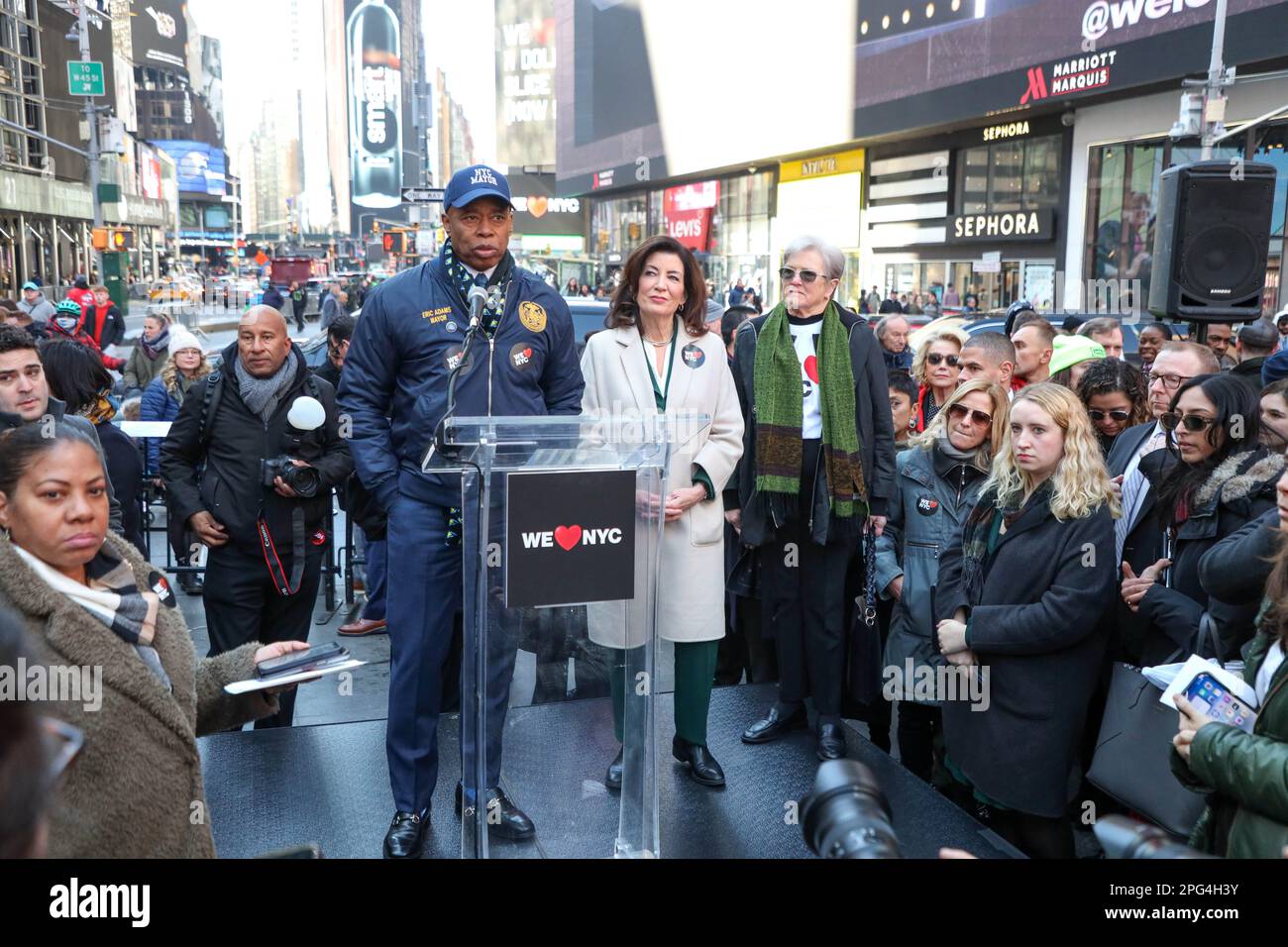 Le gouverneur Kathy Hochul et le maire Eric Adams se joignent aux dirigeants des entreprises, des syndicats et de la communauté pour le lancement de la campagne We LOVE NYC à Times Square, New York, États-Unis, le lundi 20. Credit: Brésil photo Press/Alamy Live News Banque D'Images