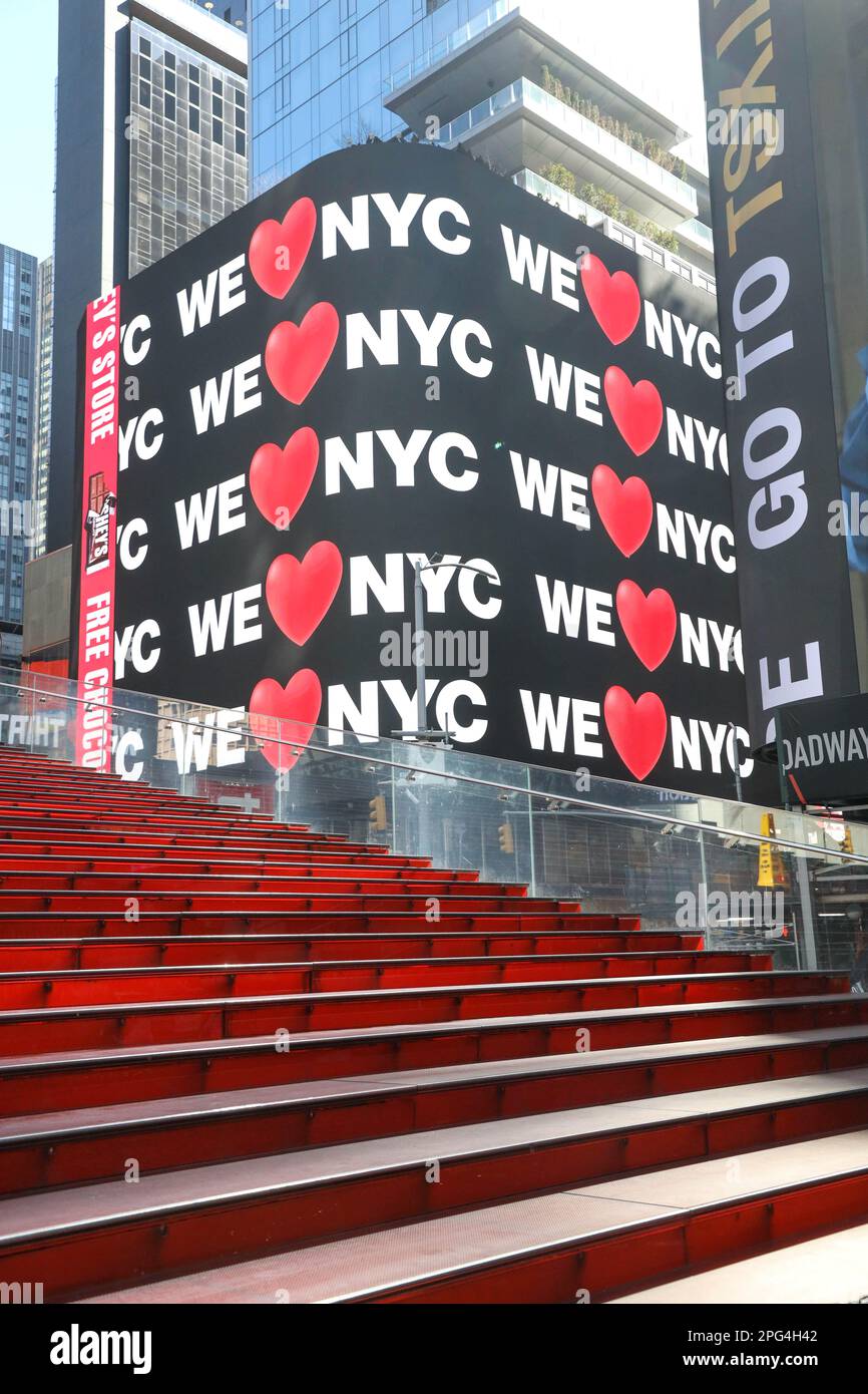 Le gouverneur Kathy Hochul et le maire Eric Adams se joignent aux dirigeants des entreprises, des syndicats et de la communauté pour le lancement de la campagne We LOVE NYC à Times Square, New York, États-Unis, le lundi 20. Credit: Brésil photo Press/Alamy Live News Banque D'Images
