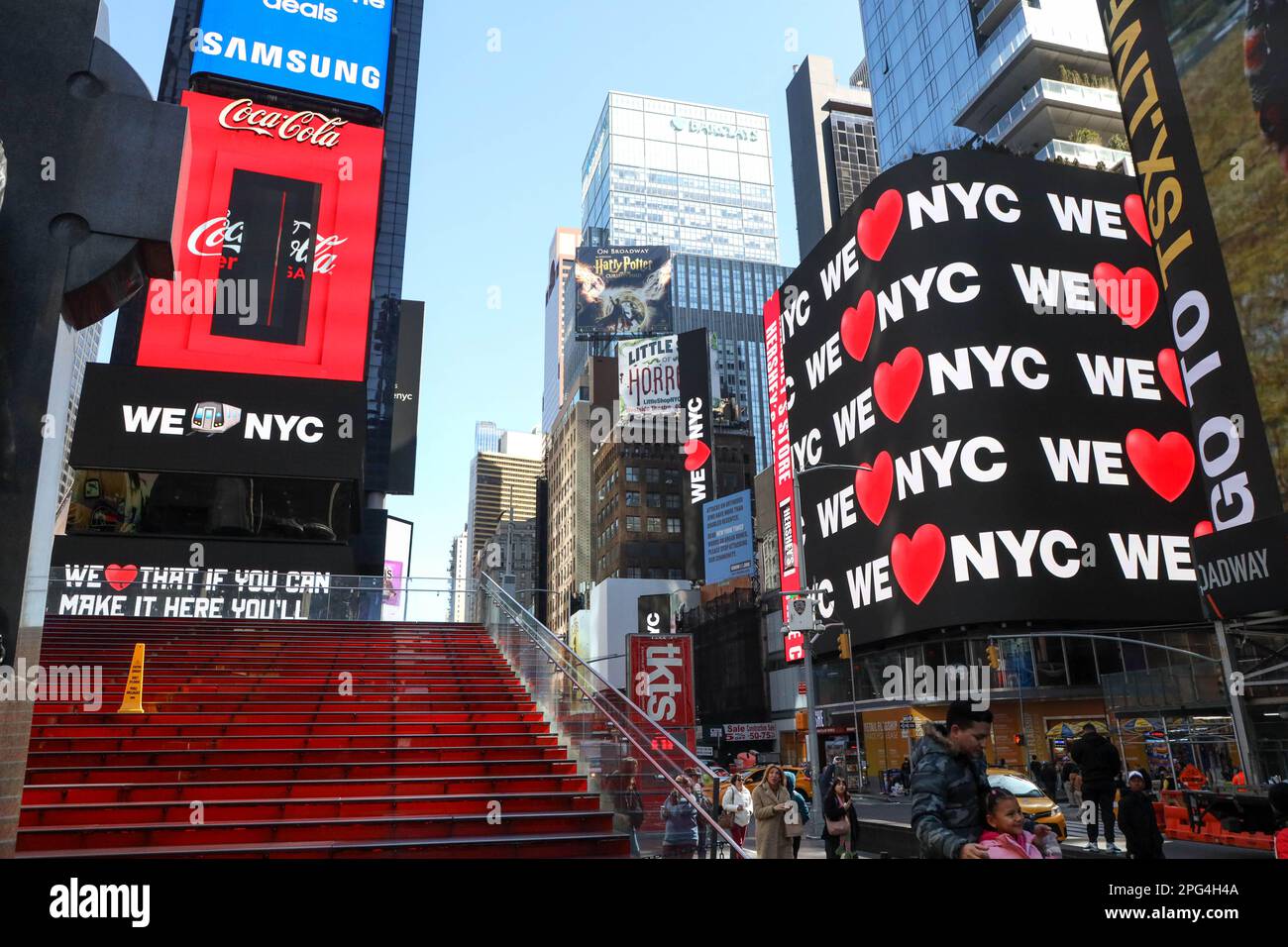 Le gouverneur Kathy Hochul et le maire Eric Adams se joignent aux dirigeants des entreprises, des syndicats et de la communauté pour le lancement de la campagne We LOVE NYC à Times Square, New York, États-Unis, le lundi 20. Credit: Brésil photo Press/Alamy Live News Banque D'Images