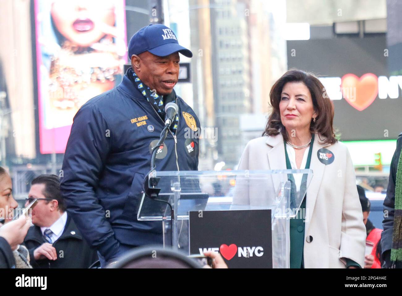 Le gouverneur Kathy Hochul et le maire Eric Adams se joignent aux dirigeants des entreprises, des syndicats et de la communauté pour le lancement de la campagne We LOVE NYC à Times Square, New York, États-Unis, le lundi 20. Credit: Brésil photo Press/Alamy Live News Banque D'Images