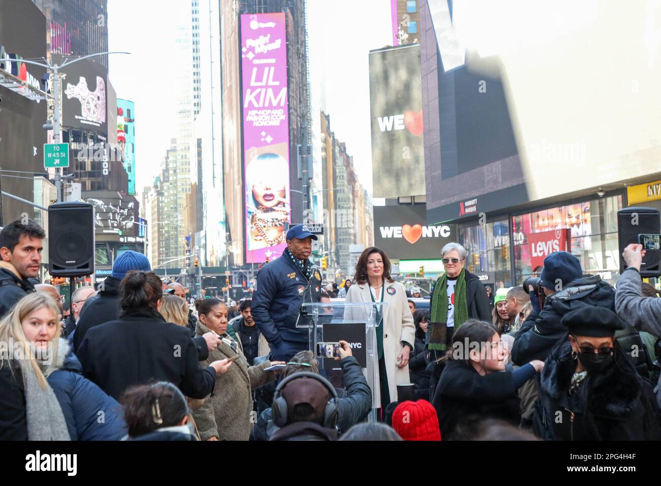Le gouverneur Kathy Hochul et le maire Eric Adams se joignent aux dirigeants des entreprises, des syndicats et de la communauté pour le lancement de la campagne We LOVE NYC à Times Square, New York, États-Unis, le lundi 20. Credit: Brésil photo Press/Alamy Live News Banque D'Images