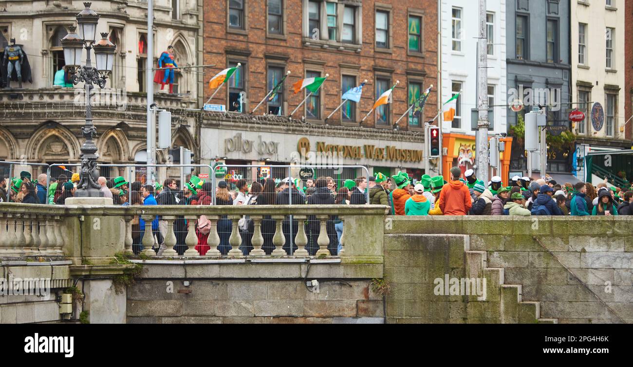 Dublin, Irlande - 03.17.2023 : la St. Patrick's Day Parade dans les rues du centre-ville de Dublin. Banque D'Images