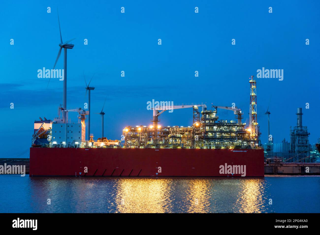 EemsEnergyTerminal, terminal flottant de GNL dans le port maritime d'Eemshaven, les pétroliers apportent du gaz naturel liquéfié aux deux navires de production, Eemshaven LNG Banque D'Images