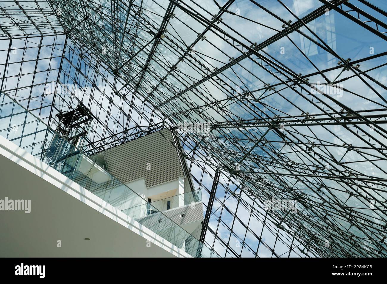 17 mars 2023, Sapporo, Hokkaido, Japon: Une vue sur l'intérieur de la pyramide de verre dans le parc de Moerenuma à Sapporo. Le parc est le dernier morceau d'art du sculpteur Isamu Noguchi. Il est construit sur un site qui était autrefois une décharge à ordures. Le parc Moerenuma dispose d'une installation (la Pyramide de de verre) qui utilise la neige stockée pour refroidir l'air pendant la saison estivale. La culture Ainu et les initiatives pour un Hokkaido zéro carbone, comme la première installation de capture et de stockage du carbone (CCS) du Japon dans le fond marin dans la zone portuaire de Tomakomai, la zone d'énergie renouvelable à Ishikari et le parc Moerenuma, ont été couvertes du Banque D'Images