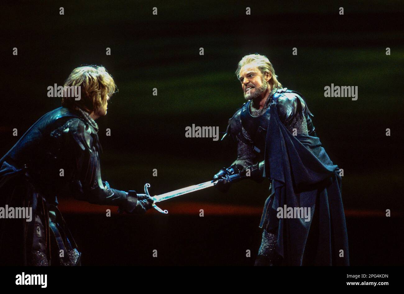 l-r: Michael Siberry (Macduff), Derek Jacobi (Macbeth) dans MACBETH par Shakespeare à la Royal Shakespeare Company (RSC), Barbican Theatre, Londres EC2 15/12/1993 conception: Ian MacNeil éclairage: Alan Burrett combats: Malcolm Ranson réalisateur: Adrian Noble Banque D'Images