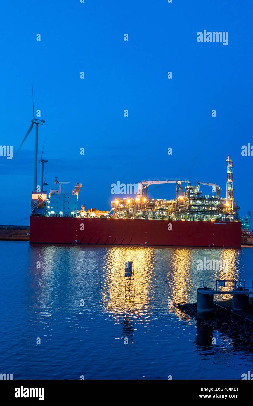 EemsEnergyTerminal, terminal flottant de GNL dans le port maritime d'Eemshaven, les pétroliers apportent du gaz naturel liquéfié aux deux navires de production, Eemshaven LNG Banque D'Images